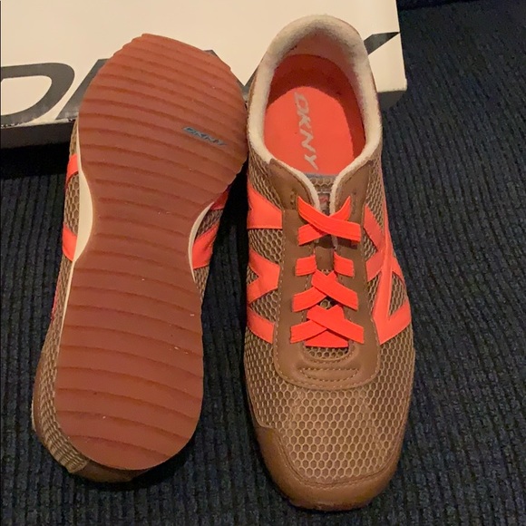 DKNY Quest Runner Sneakers - Picture 3 of 5